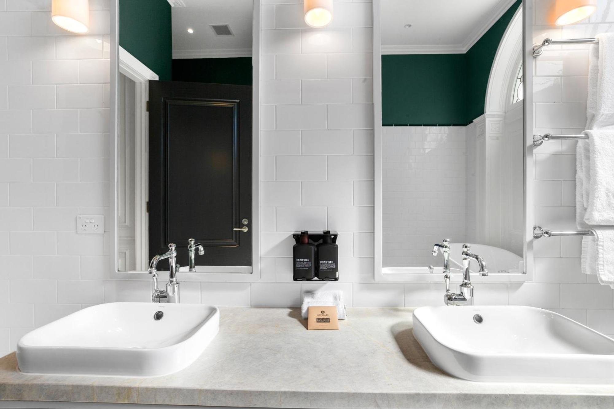 Marnong Estate Hotel Mickleham Room photo